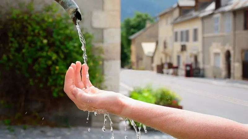 Acqua scorre sulla mano